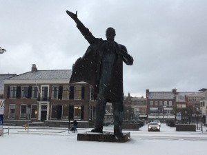 Nu Lenin, maar hoe zouden wij het vinden als hier Hitler zou staan?